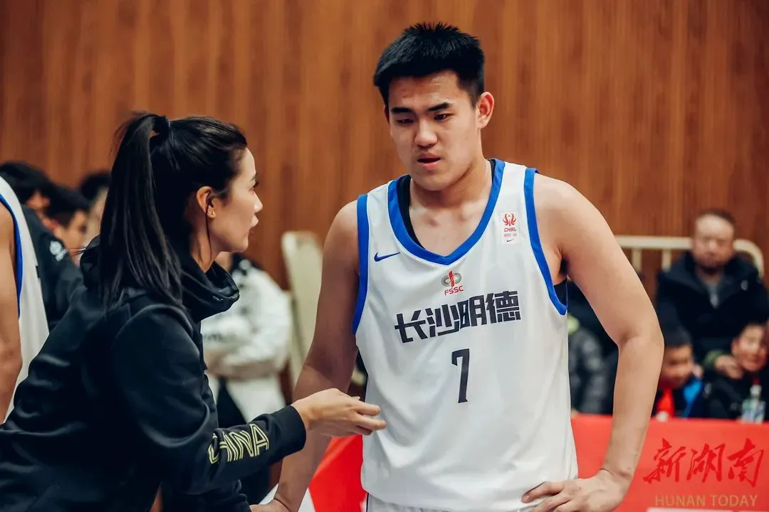 如何根据篮球比赛的不同阶段调整力量训练强度?_1